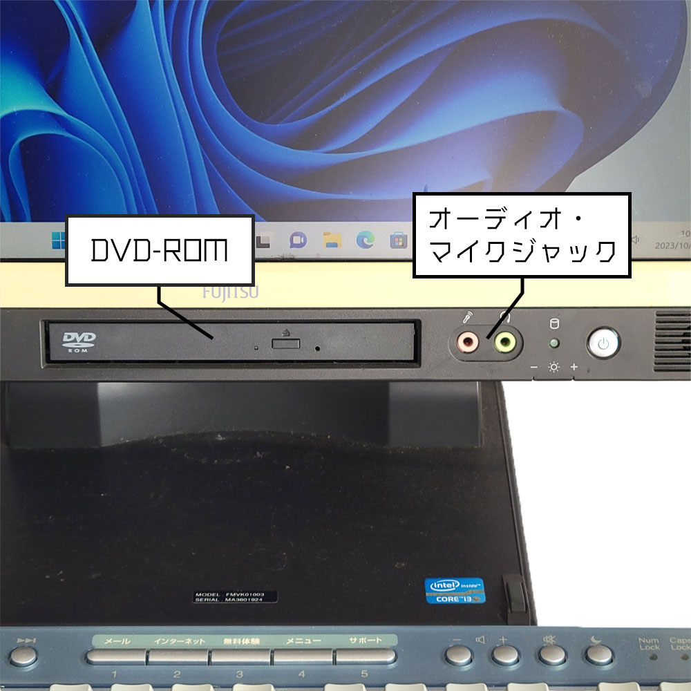 富士通 ESPRIMO K554/Gの全面端子（DVD/RW、オーディオマイクジャック）