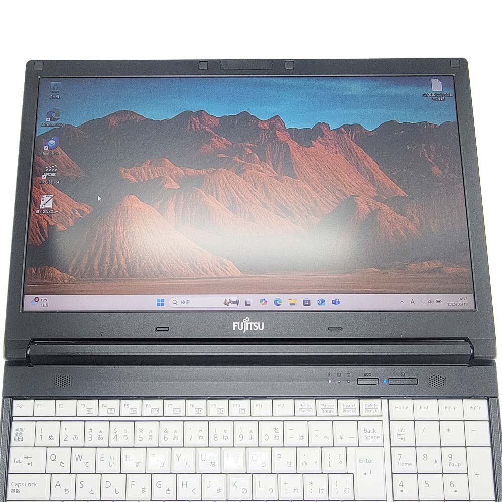 富士通 LIFEBOOK A576/Pのモニターの開き